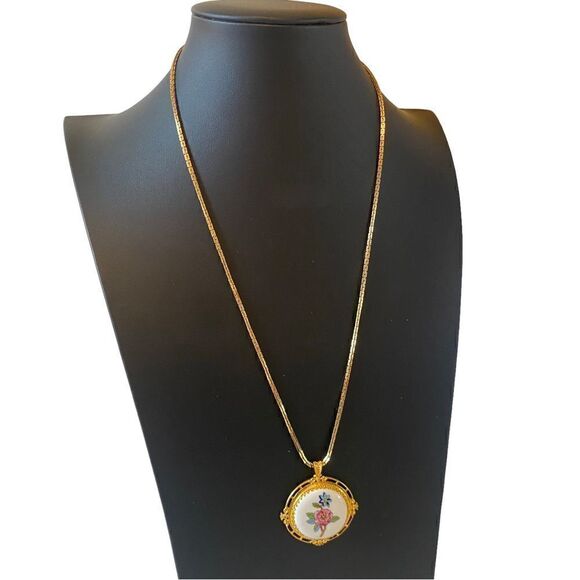 Vintage Aynsley England Hand Painted Porcelain Pendant on Gold Toned Chain. - Picture 3 of 6